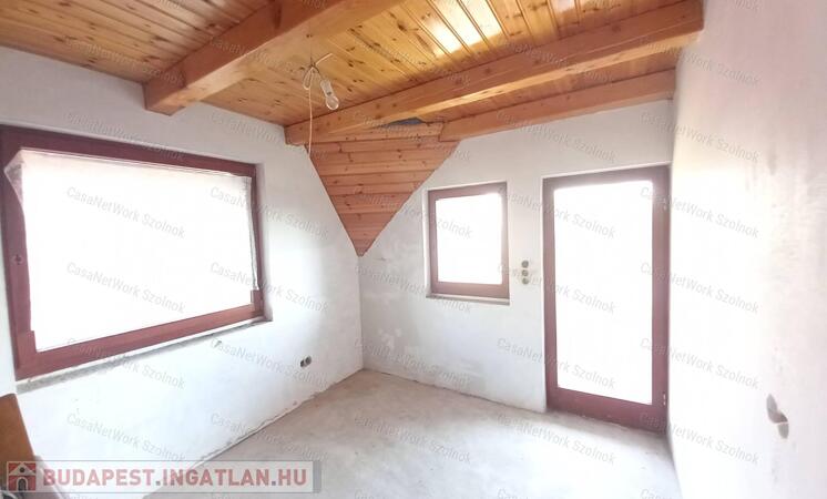 Abony belvárosában eladó egy félkész 229 nm-es, három szintes ház                                 