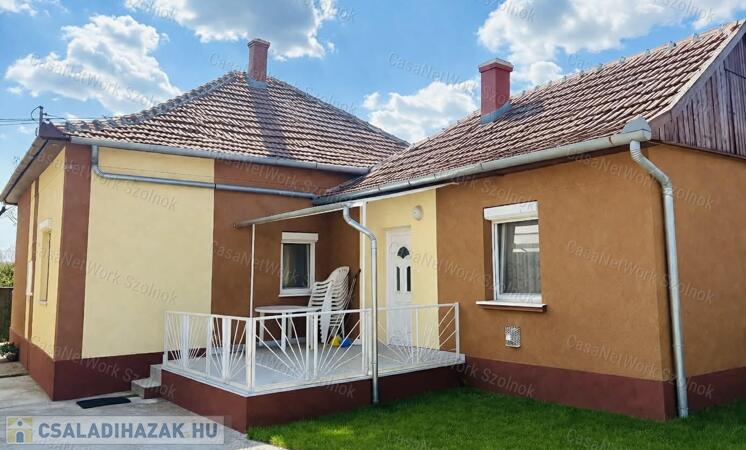 Felújított családi ház eladó Újszászon!                                 