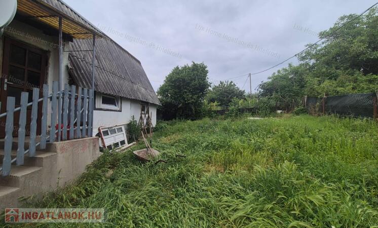 Oroszlány- Ürgehegyen eladó kis ház