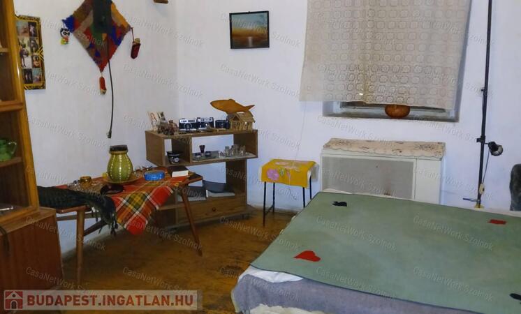 Eladó Tiszaföldváron egy 68m2-es felújítandó társasházi lakás.                                 