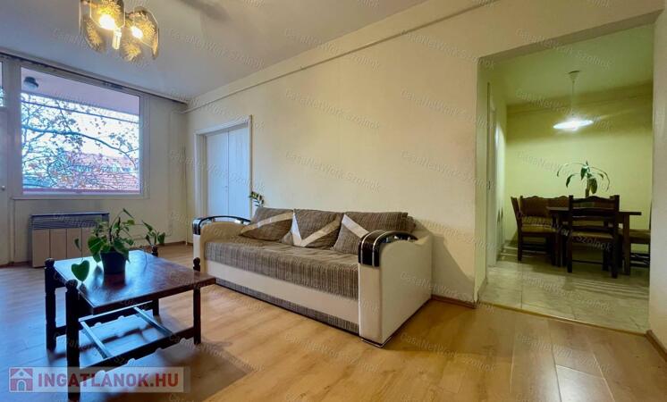 Eladó a belvárosban a Mikszáth K. utcában egy 3 szobás 75m2-es lakás.