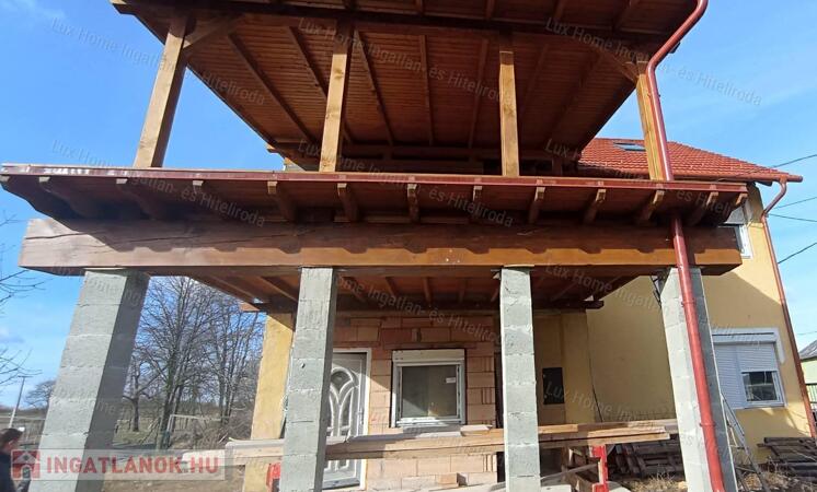 Szomód csendes zsákutcájában felújított és bővített családi ház eladó