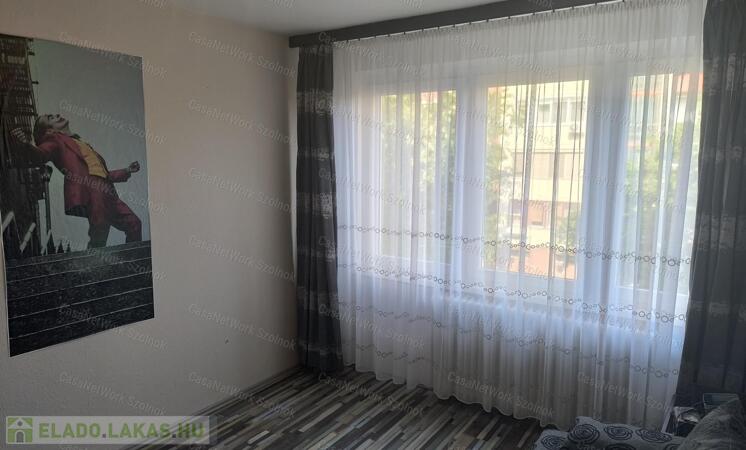 Szolnoki 48m2-es felújított lakás eladó!                                 