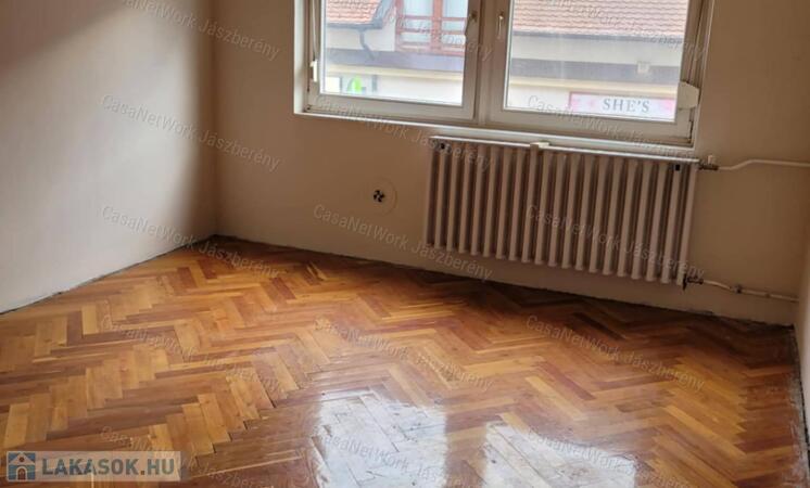 Kiadó 1.emeleti lakás Jászberény központjában                                 