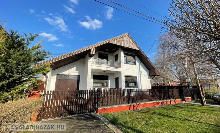 Újszász központjában kiváló helyen remek családi ház eladó!                                 