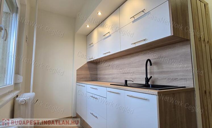 Felújított, erkélyes 2 szobás lakás eladó Cegléd központjában!                                 