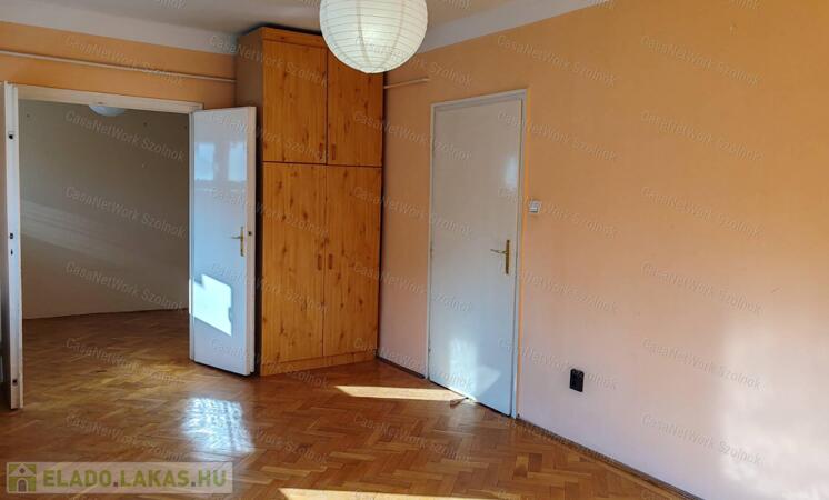 Szolnok belvárosában 36 nm-es, 1.emeleti lakás eladó!                                 