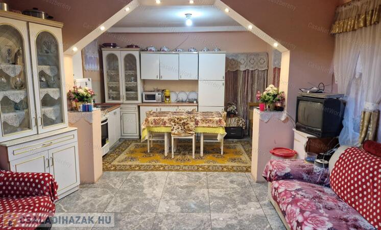 Pusztamonostoron 74 nm-es, 2 szobás parasztház eladó                                 