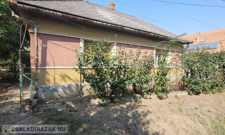 Jászkiséren eladó egy 135 nm-es 3+1/2 szobás családi ház                                 