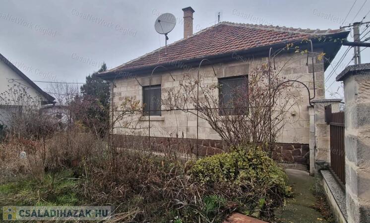 Családi ház eladó nagy telekkel eladó Cegléden!                                 