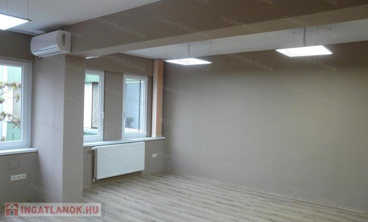 Szolnok belvárosi irodaházban irodák kiadók!