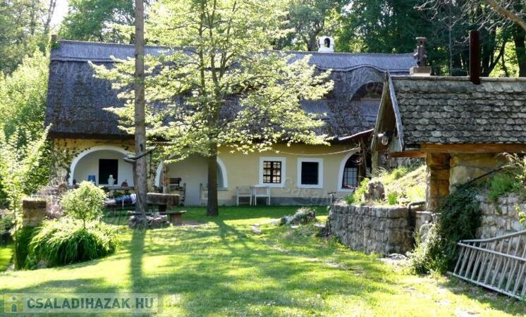 Ősfás birtok saját patakkal az erdő, a Nemzeti Park közepén                                 