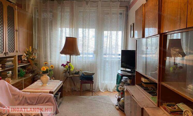 Szolnokon a Vitéz Szathmáry József úton  2 szobás lakás eladó!