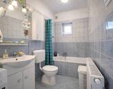 Eladó családi ház Nyúl 78 000 000 Ft