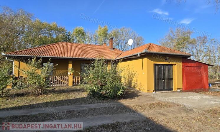 Cegléd külterületén eladó mediterrán stílusú családi ház!                                 