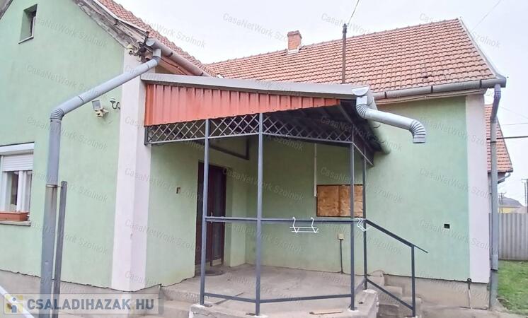 Eladó Tiszaföldváron egy 3 szobás+nappali 104m2-es családi ház                                 