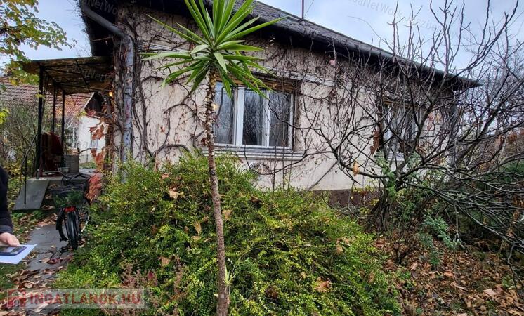 Eladó felújítandó kockaház Jászapátin