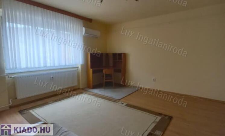 Tatabányán az Álmos V. úton kiadó egy  54 nm-es,  téglalakás!                                 