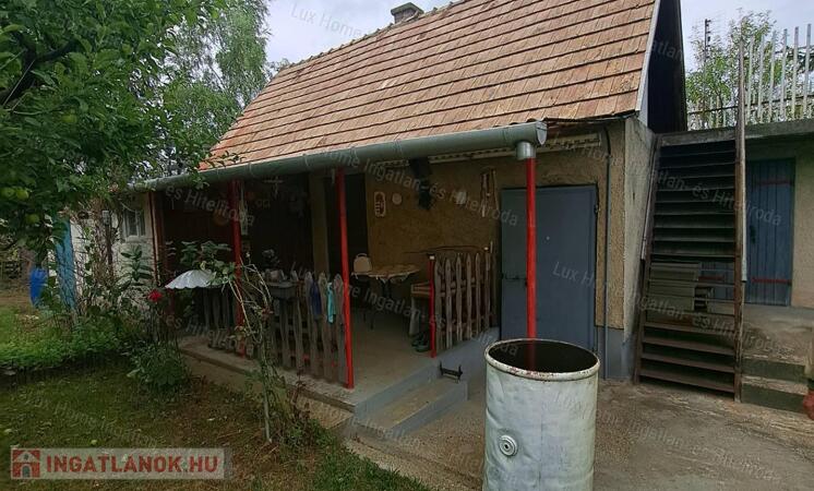 Eladó csendes, panorámás telek házzal és melléképületekkel!