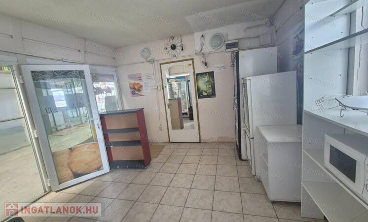 ELADÓ üzlethelyiség a KONZUM emeletén  !