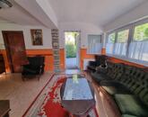 Strandközeli, felújított, összközműves nyaraló eladó Balatonakarattyán!