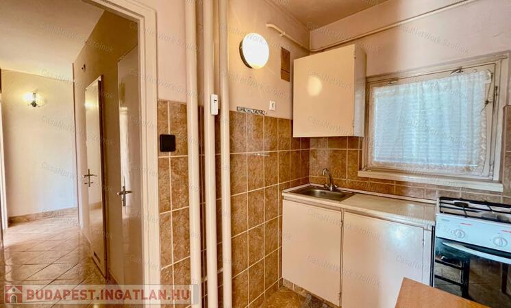 Eladó Szolnok belvárosában Ady E. úton egy 49 m2-es két szobás lakás.                                 