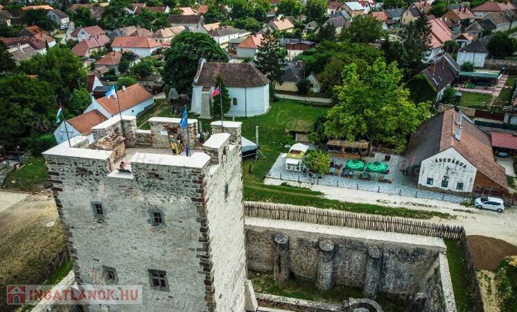 Központi helyen a vár mellett - eladó VENDÉGLŐ NAGYVÁZSONYBAN
