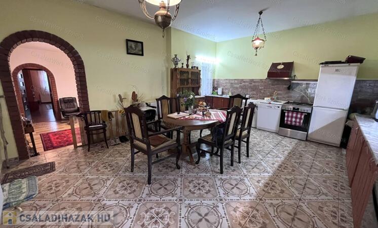 Eladó 3 szobás családi ház dupla garázzsal Sződliget központjában                                 