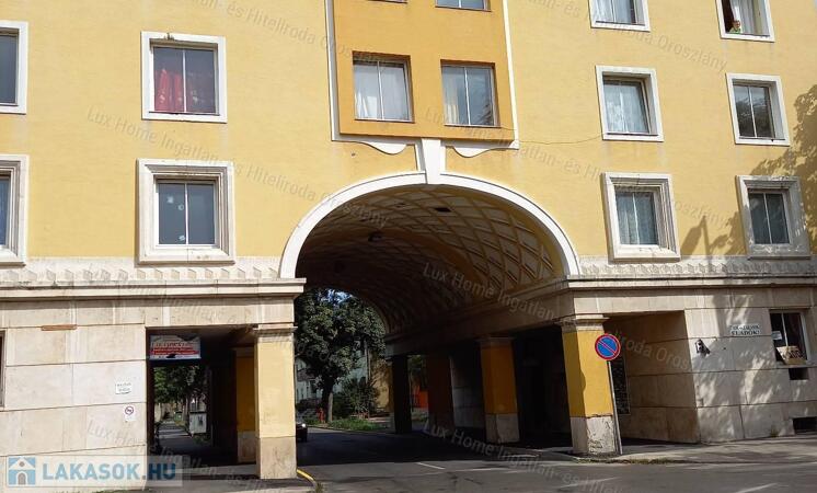Eladó Oroszlány központjában 478 m2-es társasház befektetőknek                                 