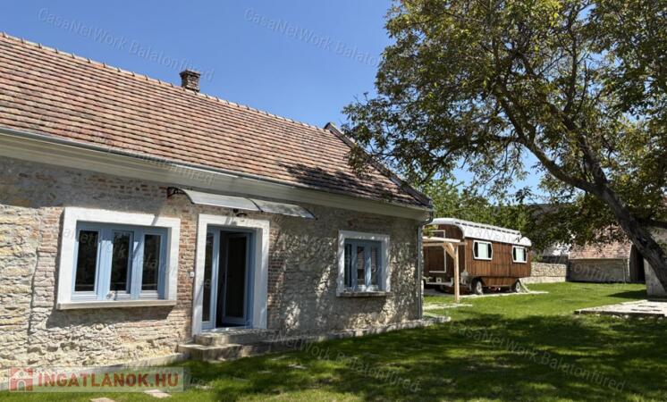 Eladó családi ház, bisztró, vendégház, pajta, istálló Vöröstón