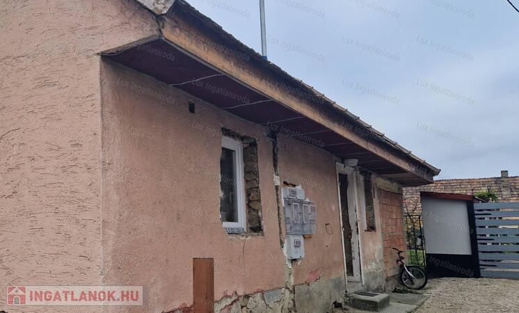 Eladó felújítandó 1,5 szobás ház Tokodon!