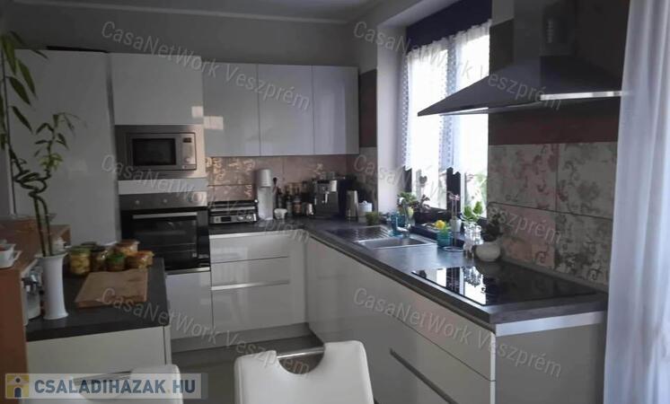 Modern, újszerű családi ház Márkó új részén – dupla garázzsal, hőszivattyús padlófűtéssel és tágas kerttel                                 