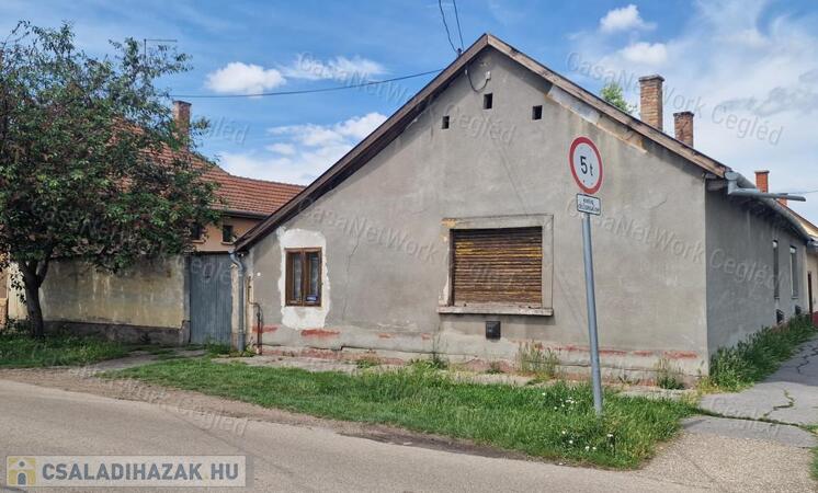 Felújítandó családi ház a Tesco-val szemben                                 
