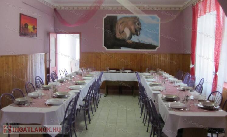 Tarnaméra központjában 166 nm-es, melegkonyhás vendéglátó üzlet eladó!