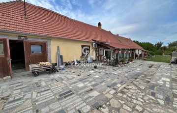 Eladó családi ház