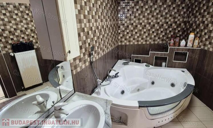 Szolnok belvárosi, 86 nm-es, 4 szobás családi ház várja új lakóit                                 