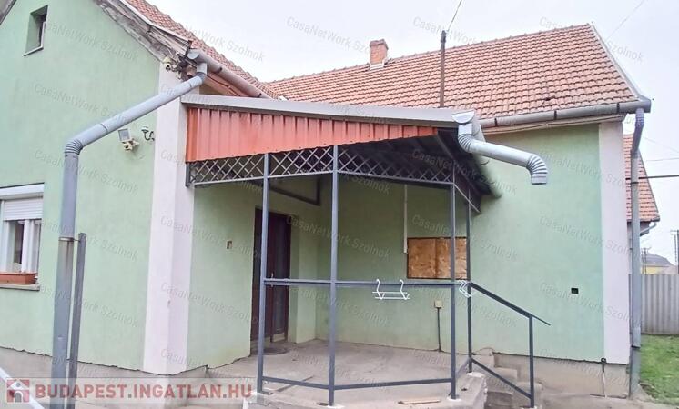 Eladó Tiszaföldváron egy 3 szobás+nappali 104m2-es családi ház                                 