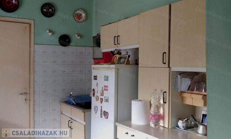 Tiszaföldváron eladó tégla építésű ház nagy kerttel!                                 