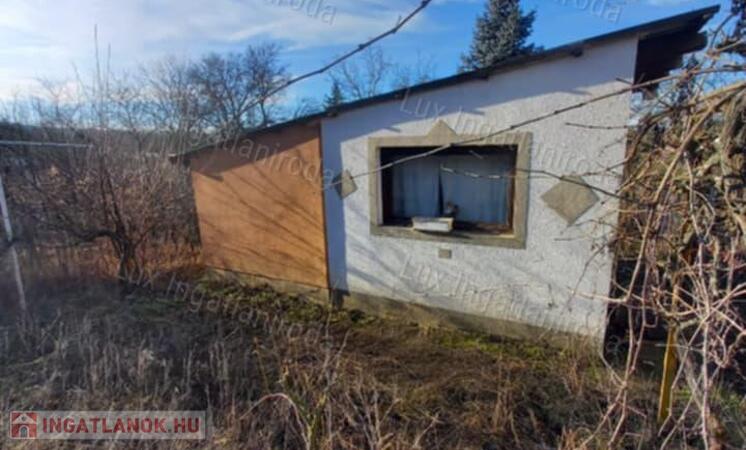 Eladó 1896 m²-es kert kis házzal Oroszlány, Svandovszki-dűlőben! .