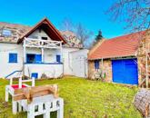 Részpanorámás, kőből épült nyaraló-nagy telekkel