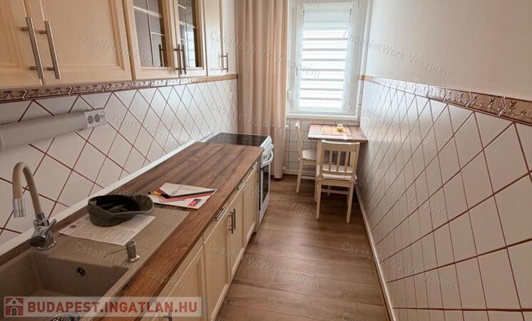 KÖLTÖZZÖN BE, ÉS FELEJTSE EL A FELÚJÍTÁS RÉMÁLMÁT!-PRÉMIUM LAKÁS A TÉSI-DOMBON VÁRPALOTÁN                                 