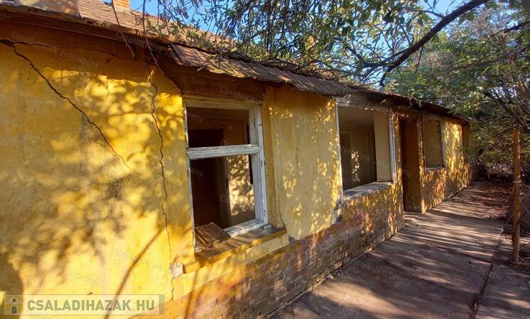 Jászkíséren eladó egy 152 nm-es, 3 szobás felújítandó családi ház                                 