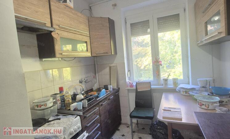 Nagy erkélyes 2 szobás lakás Oroszlányon