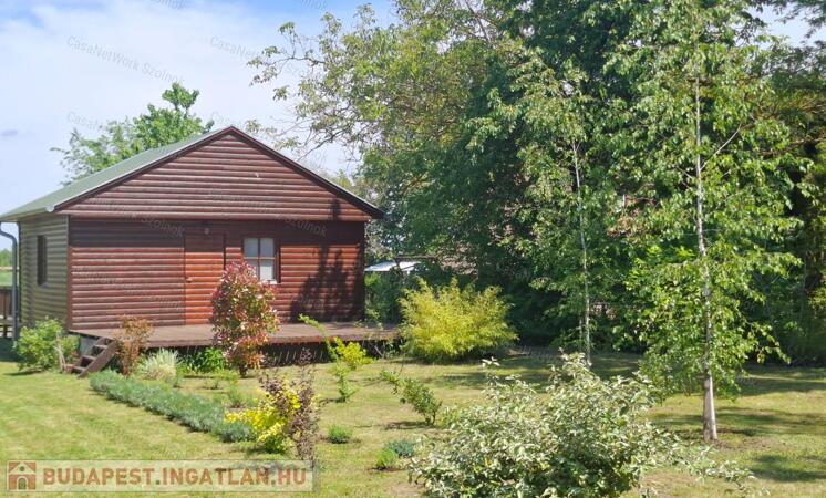 Eladó újszerű hétvégi faházas nyaraló 1100m2-es telken a Patkó utcában                                 