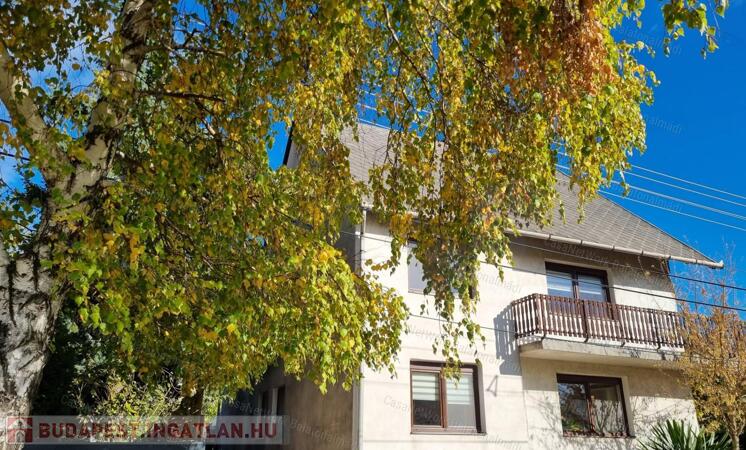 Eladó kertkapcsolatos első emeleti lakás Alsóörsön                                 