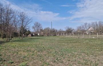 Eladó telek/földterület