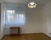 Szolnokon a Várkonyi téren 1 emeleti 2 szobás lakás eladó!