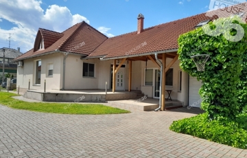 Eladó családi ház