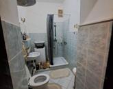 Oroszlány központi részén, eladó 1. emeleti 1 szobás öszkomfortos lakás.