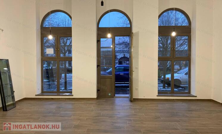 Kiadó üzlethelyiség Tata központi részén! - kizárólag a kínálatunkból